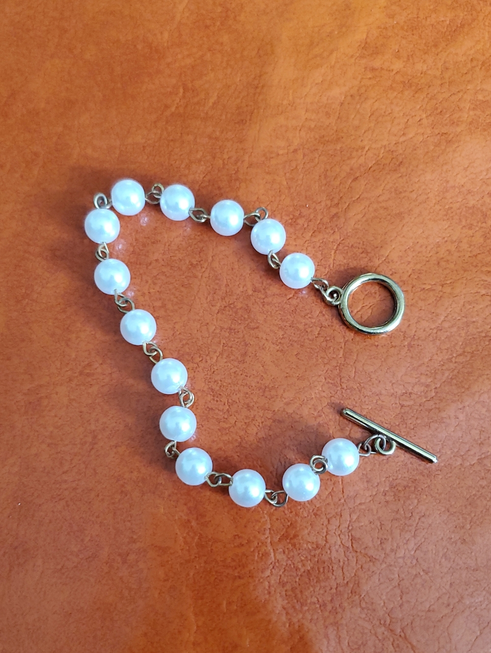 Classic Faux White Pearl Beaded Bracelet with Gold Toggle